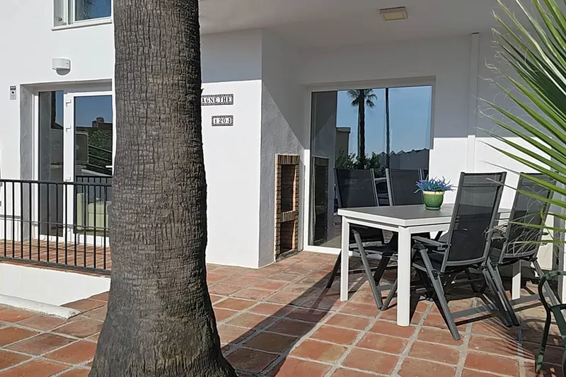 Outdoor dining at the front