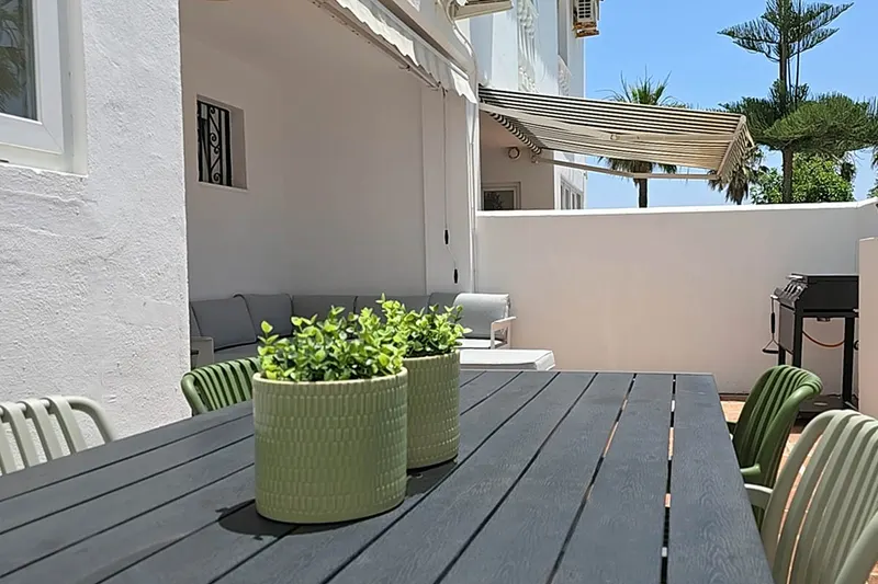 Dining area and barbecue at the back