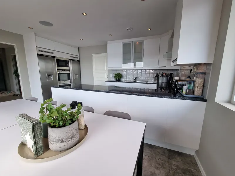 Built-in ovens and American fridge-freezer